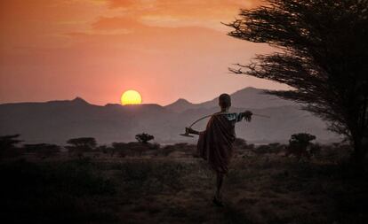 Tras un día de pastoreo, un niño turkana contempla una puesta de Sol.