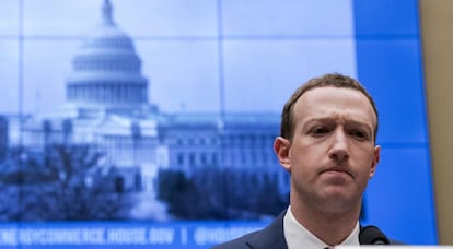 Mark Zuckerberg se vio obligado a testificar en el Congreso de EE UU por el esc&aacute;ndalo de Cambridge Analytica.