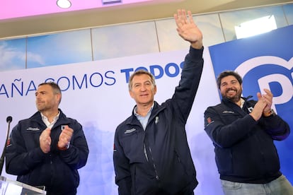 En el centro, el presidente del Partido Popular, Alberto Núñez Feijóo, acompañado a su izquierda por el presidente de la Región de Murcia, Fernando López Miras, y a su derecha por el alcalde de Caravaca de la Cruz, José Francisco García, durante un acto este sábado.