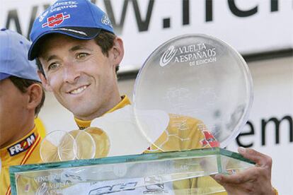 Un feliz Roberto Heras, del Liberty Seguros, sostiene el trofeo de la 60ª Vuelta a España.