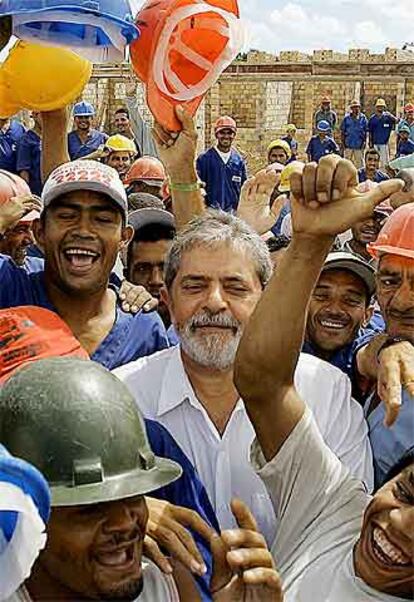 Lula rodeado de trabajadores de la construcción.