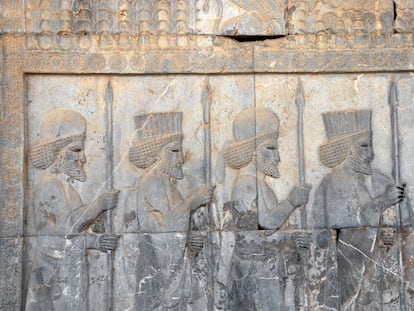 Antigua muralla con un bajorrelieve de cuatro guerreros asirios con lanzas, en Persépolis (Irán).