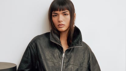 Clara Kong con chaqueta de piel tipo bomber, bermudas de lino y pendiente, todo de MANGO SELECTION.