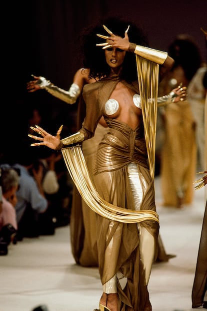 Las pasarelas han sido un importante escenario sobre el que normalizar las pezoneras. Ya en su colección primavera-verano 1986, Thierry Mugler retó a los más mojigatos con este diseño que defendió sobre la pasarela la modelo Iman.