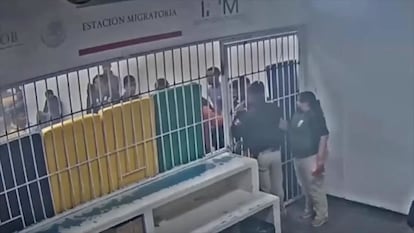 Agentes del INM dialogan con los migrantes recluidos en el centro en Ciudad Juárez.