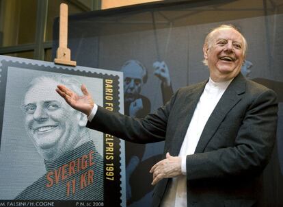 Dario Fo reacciona al ver su sello conmemorativo en Estocolmo, el 13 de noviembre de 2008. 