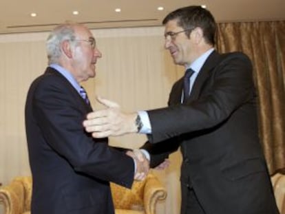 Patxi Lopéz (derecha), saluda al exlehendakari José Antonio Ardanza.