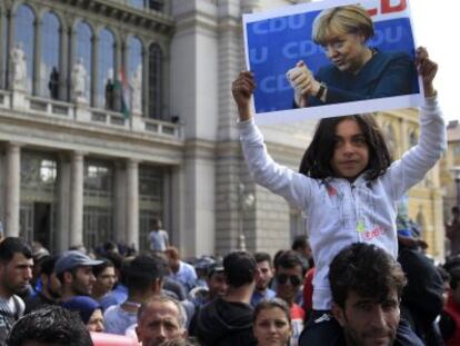 Una ni&ntilde;a muestra una foto de Angela Merkel, hoy en Budapest