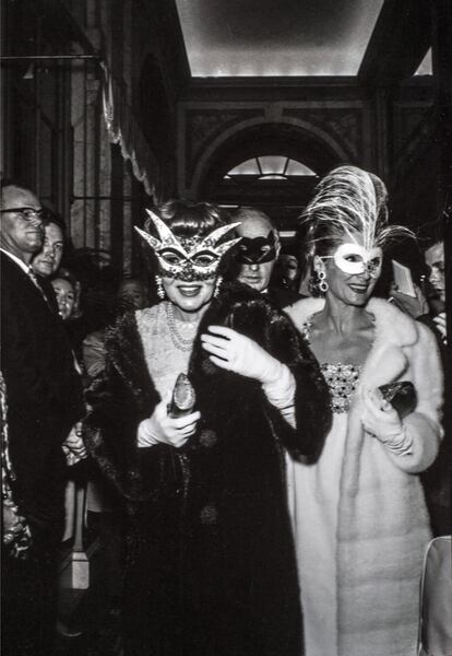 Claudette Colbert a su llegada a la fiesta. |
