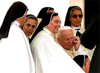 Juan Pablo II, rodeado por numerosas monjas, tras la audiencia de ayer en la plaza de San Pedro, en Roma.