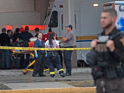 Equipos de urgencias y policía en el centro comercial Greenwood Park Mall, Indiana, tras el tiroteo de este domingo.