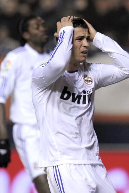 Cristiano, con Adebayor tras él, se lamenta tras una ocasión de gol desperdiciada por el Madrid.