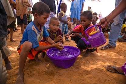 Lavado de manos de los niños. Otra de las actividades sobre normas de higiene que se organizan habitualmente en los campamentos de refugiados de Mberra (Mauritania).