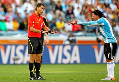 El argentino Carlos Twvez discute al árbitro, el uzbeko Ravshan Irmatov.