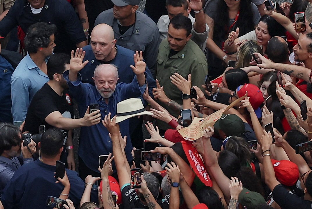 Lula recorta a dos puntos la ventaja de Flávio Bolsonaro pero siguen en empate técnico ante las presidenciales