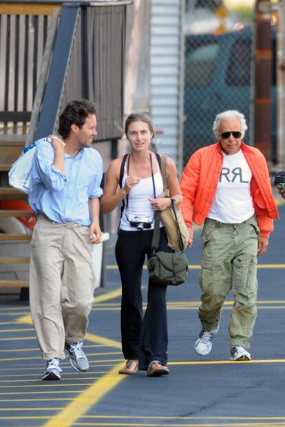 Lauren Bush y David Lauren, junto al padre de este, el diseñador Ralph Lauren, pocos días antes de la boda