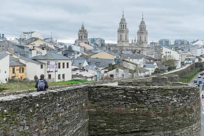 A finales del siglo II, la inestabilidad política y la llegada de tribus bárbaras propiciaron la construcción de una muralla de 2.266 metros de perímetro que rodeara Lugo. Declarada por la Unesco patrimonio mundial, mantiene 71 torres de las 85 que tuvo y tiene 10 puertas, 5 antiguas y 5 nuevas, abiertas con el ensanche de la ciudad gallega. Es uno de los más más bellos arquetipos de fortificación romana tardía de Europa Occidental, y caminando por lo alto de la muralla (que en algunos tramos alcanza los siete metros de ancho) se puede disfrutar de las mejores vistas. Más información: <a href="https://www.turismo.gal/que-visitar/cidades/lugo" target="_blank">turismo.gal</a>