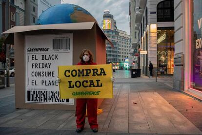 La organización ecologista Greenpeace ha colocado en plena Gran Vía de Madrid (España) una enorme caja de 250 kilos con la Tierra dentro para representar el envío de un paquete a fin de denunciar el consumo "desaforado"y el comercio electrónico a gran escala con el mensaje 'El Black Friday consume el planeta'.