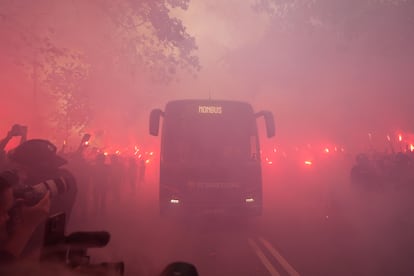 Seguidores del FC Barcelona reciben al autobús que transporta a los jugadores antes del inicio del encuentro de vuelta correspondiente a los cuartos de final de la UEFA Liga de Campeones que FC Barcelona y París Saint-Germain disputan este martes en el Estadio Olímpico Lluís Companys de Barcelona. 