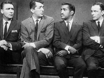 Peter Lawford, Dean Martin, Sammy Davis, Jr. y Frank Sinatra, en <i>La cuadrilla de los 11.</i>