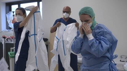 Varios sanitarios se preparan para realizar una intervención a un paciente con coronavirus en el Hospital Los Arcos de San Javier (Murcia).