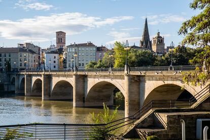 Puente de Piedra, uno de los cuatro que salvan el río Ebro a su paso por Logroño. Lugar de entrada del Camino de Santiago a la ciudad.