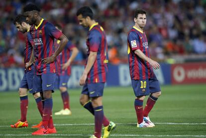 Desde la izquierda, Cesc, Song, Pedro y Messi se lamentan tras la derrota frente al Granada,en 2014.