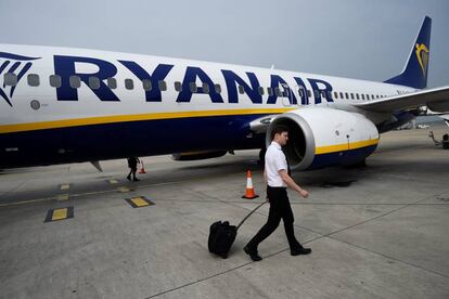 Un piloto desembarca de un avión de Ryanair en el aeropuerto de Stansted, Londres.