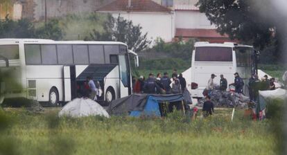 Polic&iacute;as griegos desalojan a los refugiados de Idomeni. 