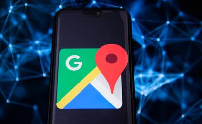 El logo de Google Maps sobre un teléfono Android.