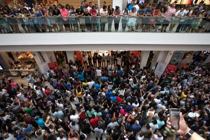 Clientes de AliExpress muito próximo de sua loja em Arroyomolinos, Madri, no momento de sua inauguração, neste domingo ao meio dia.