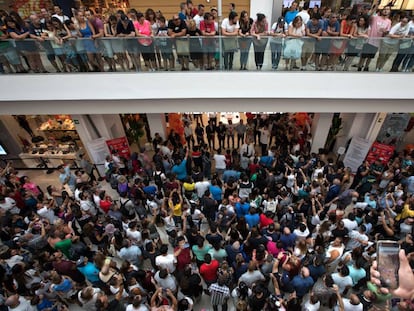 Clientes de AliExpress muito próximo de sua loja em Arroyomolinos, Madri, no momento de sua inauguração, neste domingo ao meio dia.