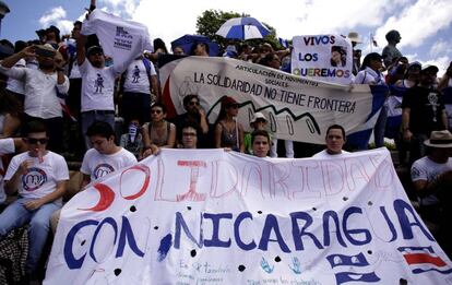 Manifestantes sostienen una pancarta durante la protesta.