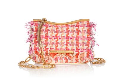 Bolso de tweed en colores pastel de Miu Miu. Cuesta 820 euros.