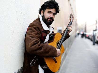 El músico madrileño Chiki Lora, que presenta su disco 'Ura', en una calle de Madrid.