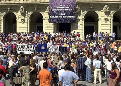 Vecinos de San Fernando y trabajadores del astillero de Izar en esta localidad se concentraron ayer ante la sede del Ayuntamiento.