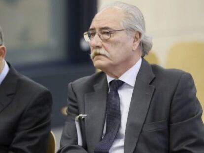 El expresidente de Caja Castilla La Mancha (CCM), Juan Pedro Hern&aacute;ndez Molt&oacute; (a la derecha en la imagen) y su exdirector general Ildefonso Ortega.