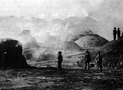 Imagen de las piras de calcinación del mineral al aire libre en Riotinto, llamadas popularmente <i>teleras.</i>