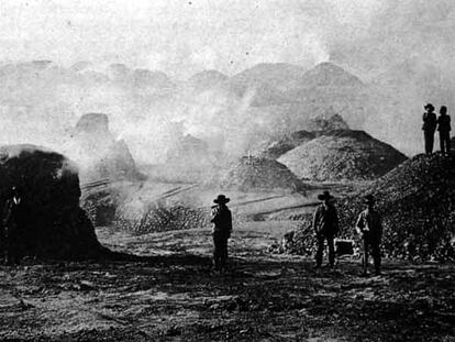 Imagen de las piras de calcinación del mineral al aire libre en Riotinto, llamadas popularmente <i>teleras.</i>