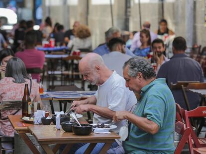 Clientes consomem alimentos e bebidas ao ar livre no terraço de um restaurante no Rio de Janeiro na sexta-feira passada.