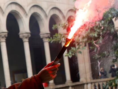 Medio centenar de estudiantes han irrumpido en las oficinas de la Universitat de Barcelona contra el encarcelamiento de Hasél.