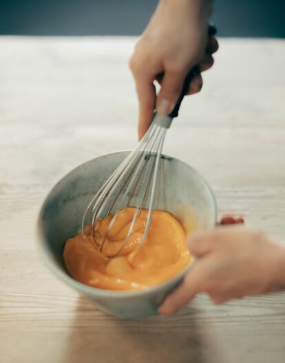 La crema se mezcla con los quesos, la nata y los huevos.