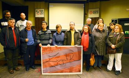 Los padres de Cabacas, en el centro, durante la presentación de la campaña de recogida de firmas.