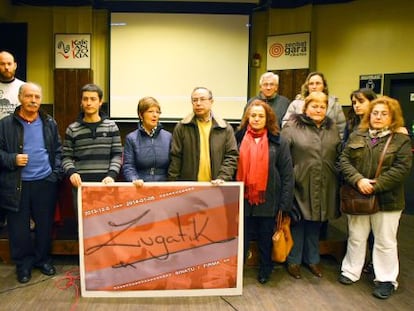 Los padres de Cabacas, en el centro, durante la presentación de la campaña de recogida de firmas.