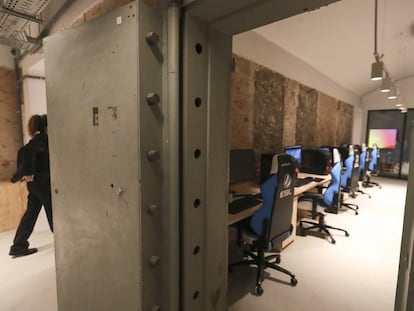 La sala de videojuegos en la antigua caja fuerte de la oficina bancaria.
