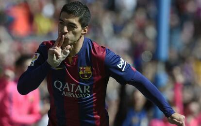 El uruguayo Luis Suárez celebra un gol ante el Rayo.