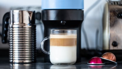 Artículo de EL PAÍS Escaparate sobre una cafetera de cápsulas Nespresso con un gran descuento.