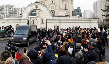 Llegada del coche fúnebre con los restos mortales de Aléxei Navalni este viernes a la iglesia ortodoxa, en Moscú. 