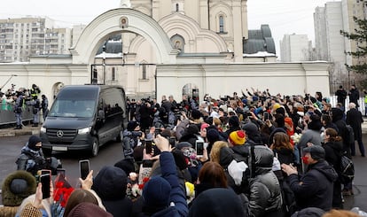 Llegada del coche fúnebre con los restos mortales de Aléxei Navalni este viernes a la iglesia ortodoxa, en Moscú. 