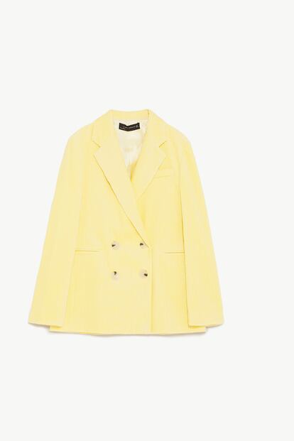 Blazer cruzada de pana de Zara. Ahora, 19,99 euros. (Antes 69,99 euros).